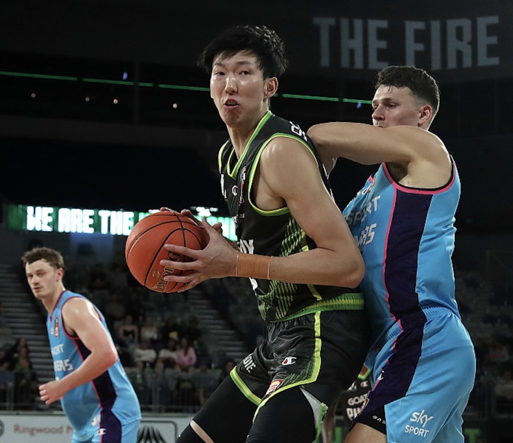 纽约尼克斯训练开放日，赛后更衣室发声引欢呼，意甲在即，年轻球员得到机会的简单介绍