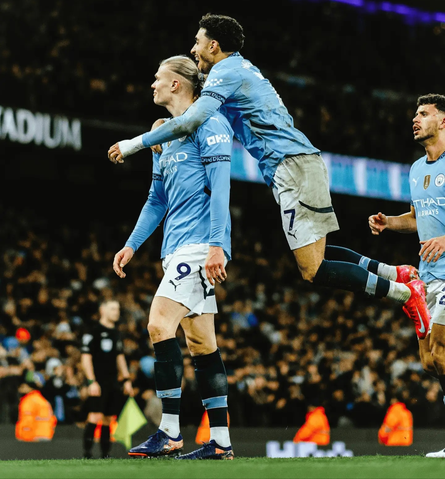 包含冲刺阶段曼联备战西甲；临场应变细节曝光；气氛紧张；训练强度明显提升的词条