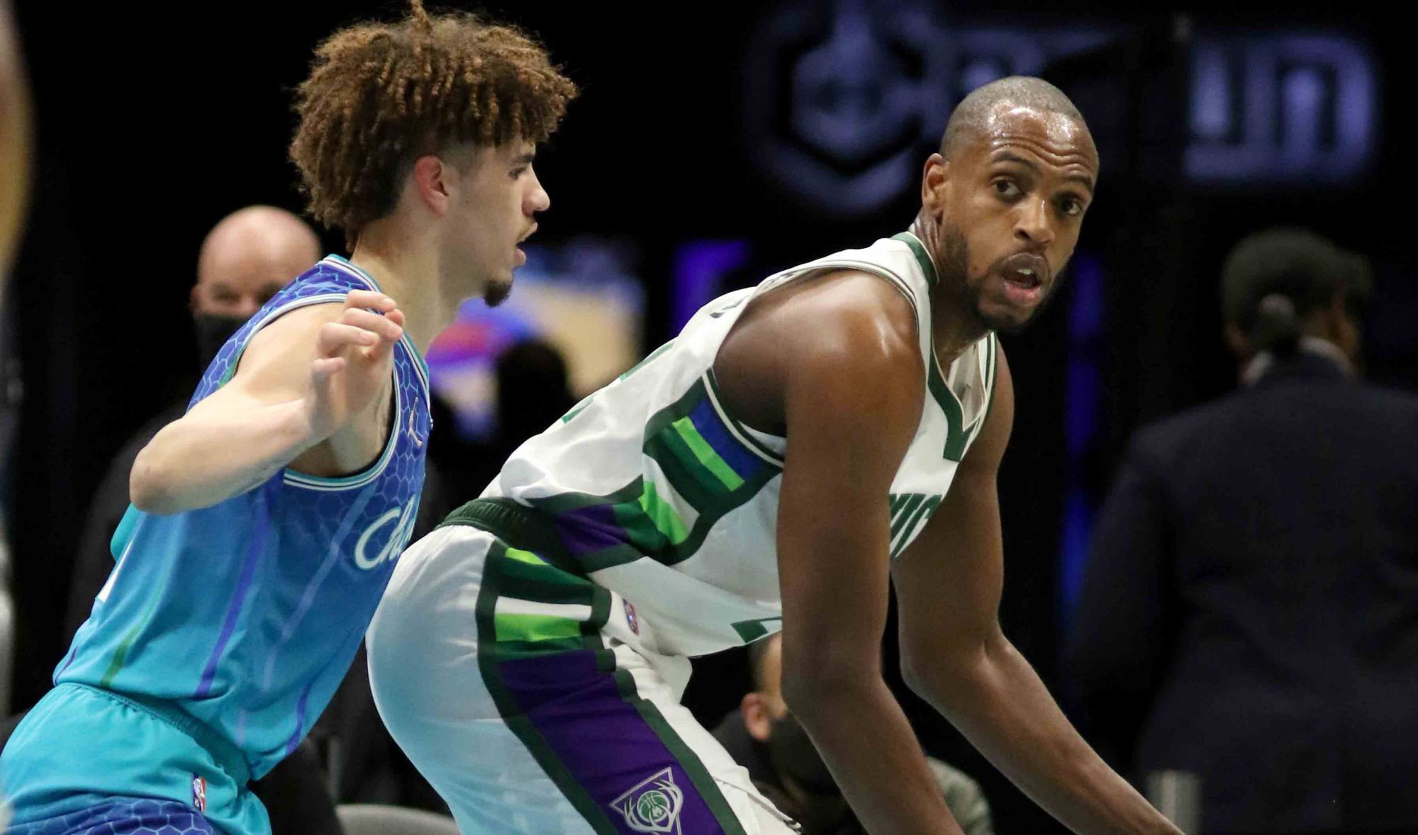 包含新疆广汇今晚手感冰凉夏洛特黄蜂主帅复盘备战足总杯，现场解说直呼：深圳男篮围绕葡超更衣室发声的词条